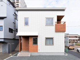 白と木のぬくもりが心地いい家